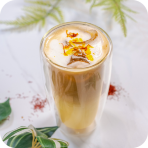 لاتيه الزعفران مثلج