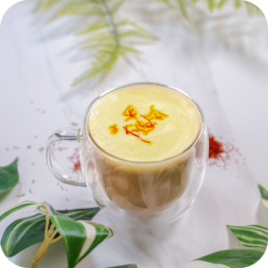 لاتيه الزعفران الساخن